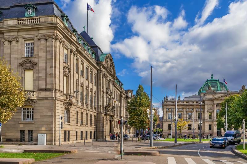 RARE PROX. PLACE DE LA REPUBLIQUE / PREFECTURE – SUPERBE HOTEL PARTICULIER AUX NORMES PMR - 450 m² - 14 pièces